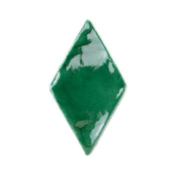 Azulejos de terracota verde en forma de diamante, superficie brillante, expuestas sobre un fondo blanco liso.