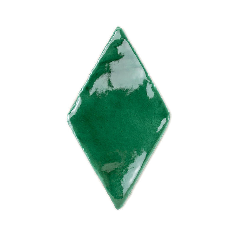 Rautenförmige grüne Terrakottafliese, glänzende Oberfläche, dargestellt auf einem schlichten weißen Hintergrund.