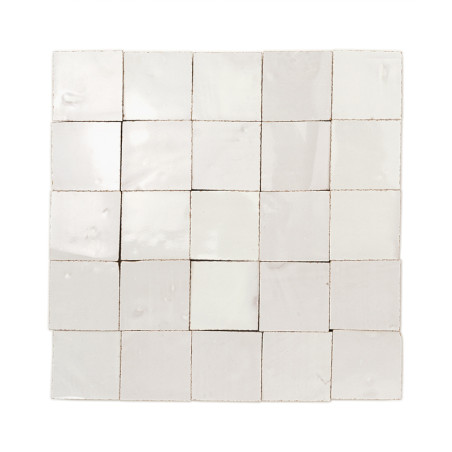Ladrilhos quadrados de terracota dispostos em uma grade 10x10, cada um alinhado uniformemente, criando um padrão suave e uniform