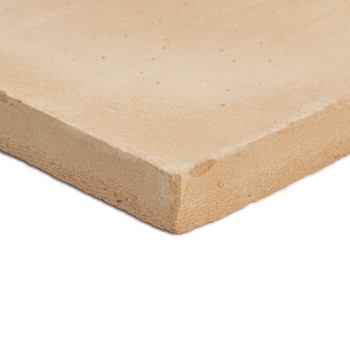 Un carreau de terre cuite lisse et carré aux bords légèrement arrondis repose sur une surface blanche unie, capturant la texture