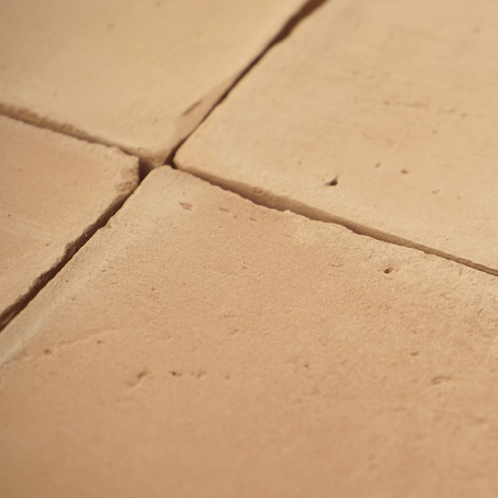 Terrakottafliesen bilden ein Gitter, das natürliche Erdtöne und Texturen aufweist und so ein rustikales Bodenmuster erzeugt. Terrakottafliesen bilden ein Gitter, das natürliche Erdtöne und Texturen aufweist und so ein rustikales Bodenmuster erzeugt.