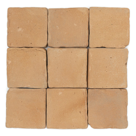 Negen vierkante terracottategels, elk met een ruwe textuur, zijn gerangschikt in een perfect raster van drie bij drie op een pla