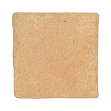 Een vierkante terracottategel ligt op een witte achtergrond en toont een ruw, gestructureerd oppervlak met natuurlijke onvolkome