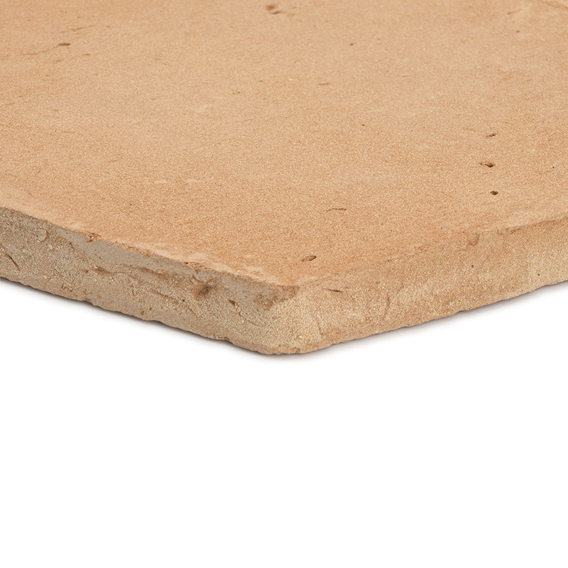 Terracotta tegels liggen plat en laten een ruw, gestructureerd oppervlak zien, met zichtbare natuurlijke onvolkomenheden, tegen 
