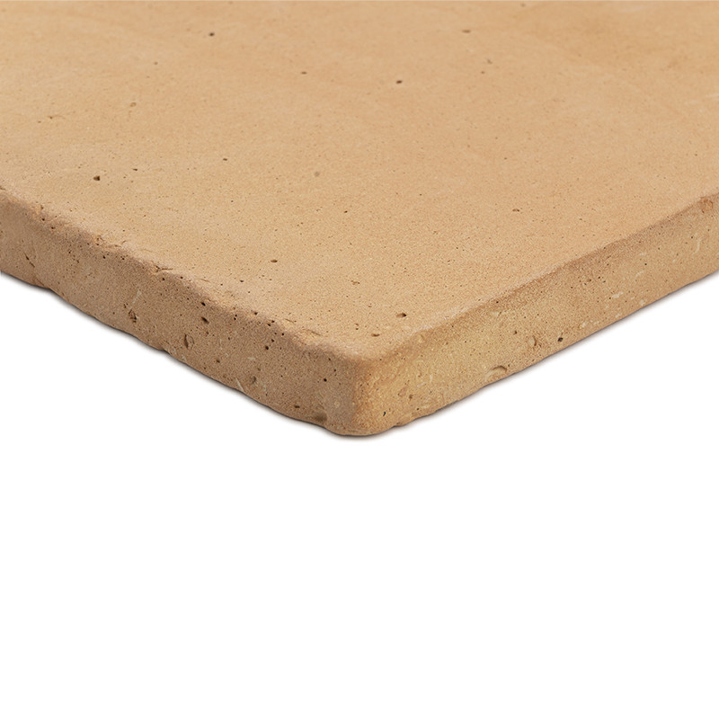 Terracotta tegels liggen plat en vertonen een glad, enigszins ruw oppervlak met natuurlijke onvolkomenheden. rustend tegen een n