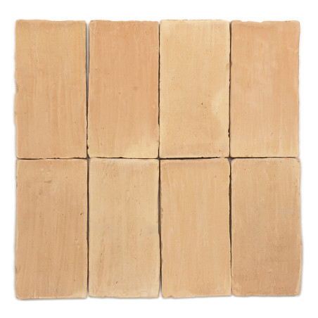 Ocho Azulejos rectangulares de terracota están cuidadosamente dispuestas en dos filas sobre un fondo blanco liso.