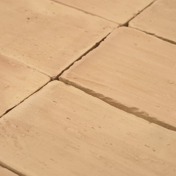 Gleichmäßig verlegte Terrakottafliesen ergeben eine glatte, strukturierte Oberfläche mit subtilen Variationen. ordentlich in ein