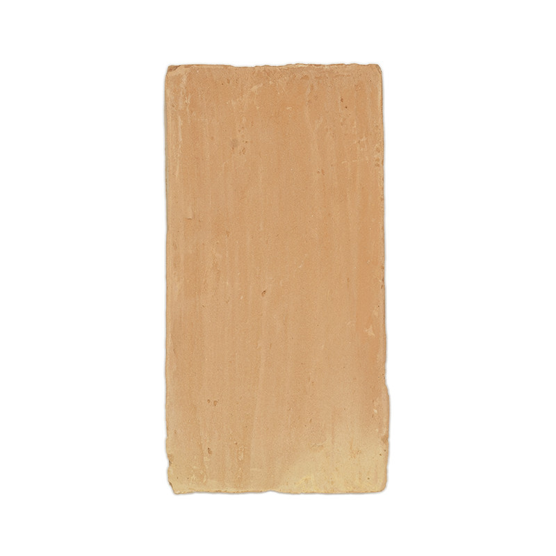 Oito ladrilhos retangulares de terracota estão bem dispostos em duas fileiras contra um fundo branco e liso.