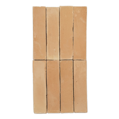 Rechthoekige terracottategels die verticaal en horizontaal zijn gerangschikt en een rasterpatroon vormen. Lichtoranje kleur met 