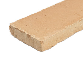 Rechthoekige terracotta tegels liggen plat en laten het gladde oppervlak en de ruwe randen zien op een effen witte achtergrond.