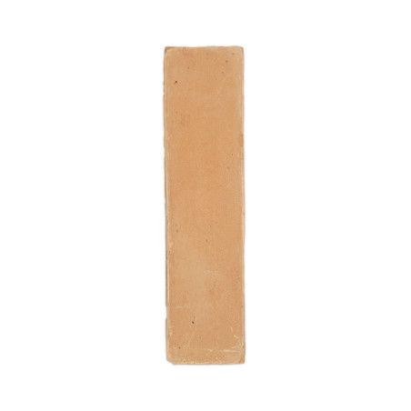 Rechthoekige terracotta tegels liggen plat tegen een witte achtergrond en vertonen een gladde, natuurlijke oranjebruine kleur.