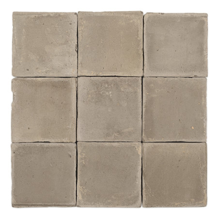 Nueve Azulejos cuadradas de terracota en tonos tierra están dispuestas en una ordenada cuadrícula, mostrando un acabado rústico 