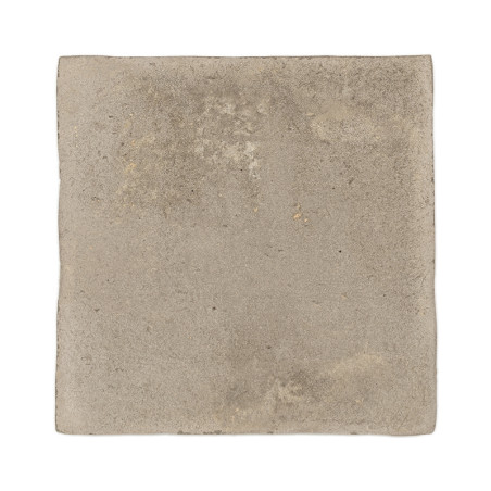 Azulejos cuadradas de terracota con una superficie rugosa y texturizada y un tono beige apagado, aisladas sobre un fondo blanco.