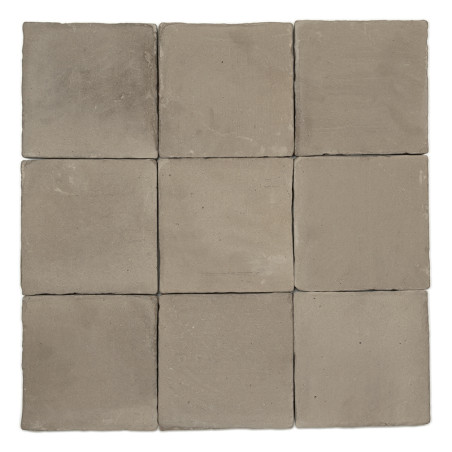 Nueve Azulejos cuadradas de terracota dispuestas en una cuadrícula de tres por tres, que muestran un acabado rústico y natural s