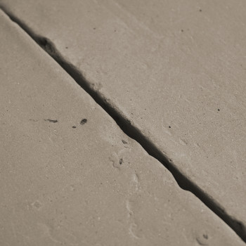 Los azulejos de terracota estaban colocadas de manera desigual, mostrando grietas visibles y una textura ligeramente rugosa en u