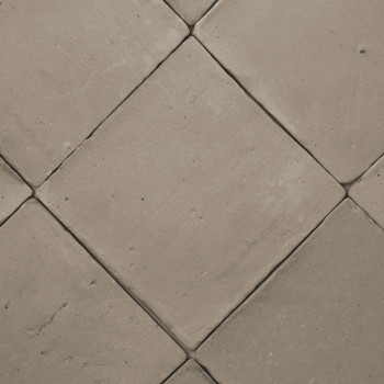 Azulejos de terracota dispuestas en diagonal, creando un patrón de diamantes sobre una superficie plana de color neutro.