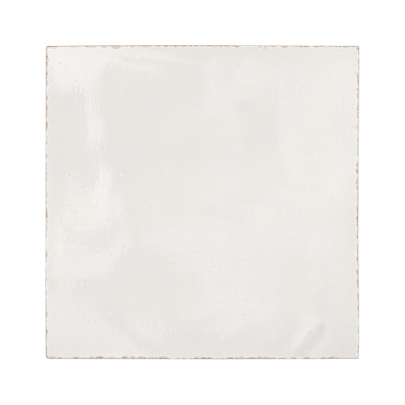 Carrelage blanc, carré, en terre cuite vernissée. reflète un éclairage doux. isolé sur un fond uni blanc cassé.