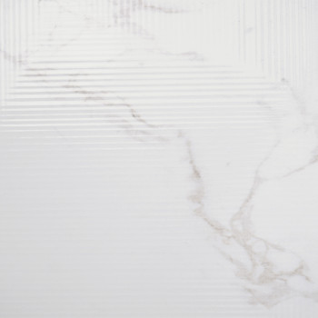 Weiße Fliesen weisen subtile horizontale Rillen und schwache graue Maserungen auf, die an Marmor erinnern, in einem minimalistis