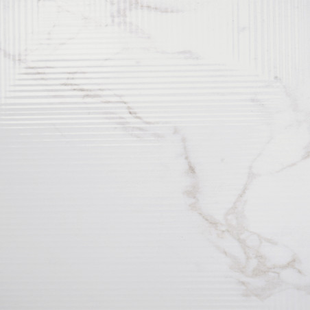 Weiße Fliesen weisen subtile horizontale Rillen und schwache graue Maserungen auf, die an Marmor erinnern, in einem minimalistis Weiße Fliesen weisen subtile horizontale Rillen und schwache graue Maserungen auf, die an Marmor erinnern, in einem minimalistis