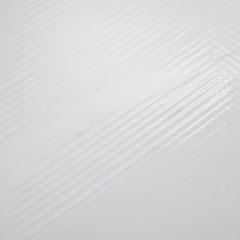 Eine glatte, glänzende Fliese weist diagonale, parallele Rillen auf, die eine subtile Textur erzeugen. Es reflektiert Licht in e
