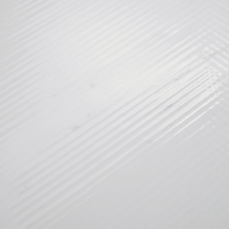 Eine glatte, glänzende Fliese weist diagonale, parallele Rillen auf, die eine subtile Textur erzeugen. Es reflektiert Licht in e Eine glatte, glänzende Fliese weist diagonale, parallele Rillen auf, die eine subtile Textur erzeugen. Es reflektiert Licht in e