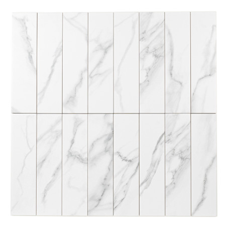 Les carreaux blancs rectangulaires présentent de subtiles veines grises, disposées selon un motif en grille, donnant un aspect s