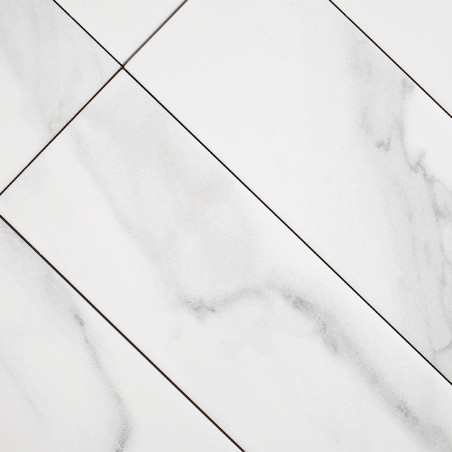 Les carreaux rectangulaires blancs avec des motifs de marbre gris clair sont alignés en diagonale, créant une apparence élégante