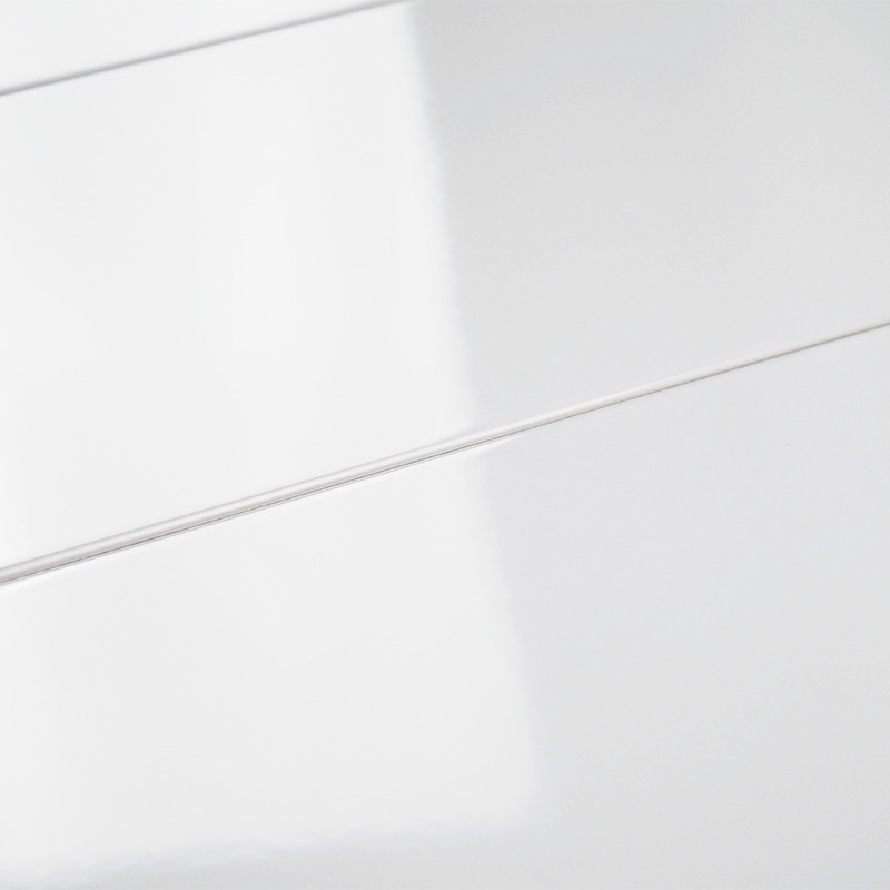 Azulejos brancos e brilhantes com linhas estreitas de reboco, refletindo a luz, dispostos em um padrão linear. A superfície lisa