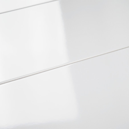 azulejos blancas y brillantes con líneas estrechas de lechada que reflejan la luz y dispuestas en un patrón lineal. La superfici azulejos blancas y brillantes con líneas estrechas de lechada que reflejan la luz y dispuestas en un patrón lineal. La superfici
