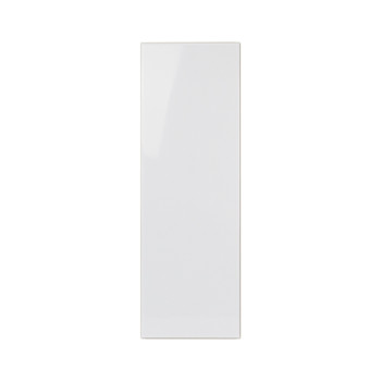 Un azulejo blanco brillante rectangular refleja la luz, colocado sobre un fondo liso, lo que sugiere un diseño limpio y moderno