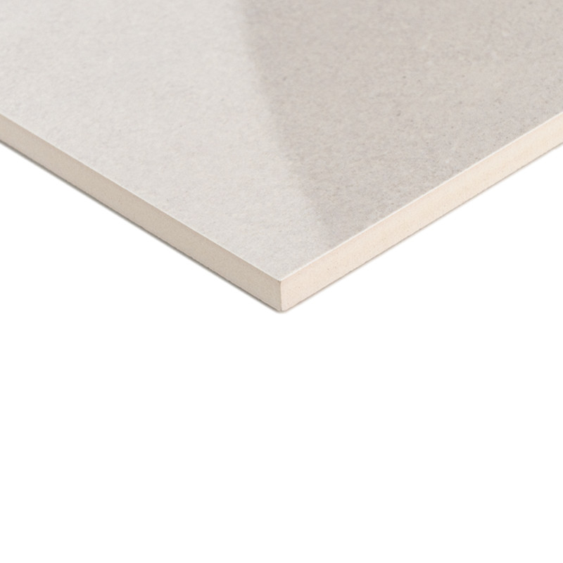 Un azulejo rectangular liso de color gris claro descansa plano sobre una superficie blanca, mostrando sus bordes limpios y afila