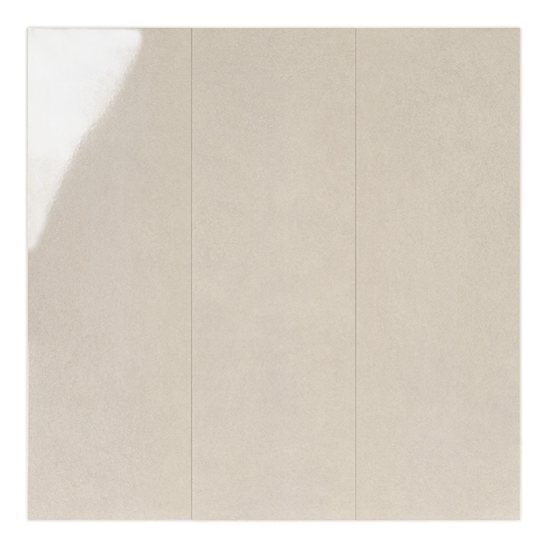 Beige rechthoekige tegels liggen plat en reflecteren het licht subtiel op een glad, glanzend oppervlak op een effen, witte achte