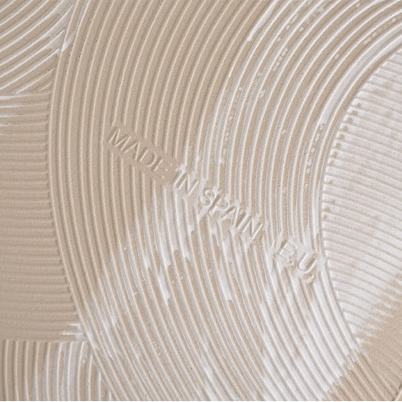 Eine beige Fliese weist geprägte konzentrische kreisförmige Rippen auf, die ein strukturiertes Muster erzeugen. In den Rillen st Eine beige Fliese weist geprägte konzentrische kreisförmige Rippen auf, die ein strukturiertes Muster erzeugen. In den Rillen st