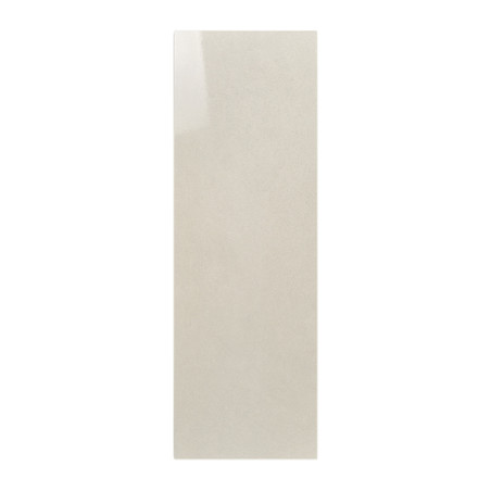Die beigefarbene rechteckige Fliese liegt flach und reflektiert das Licht dezent auf einer glatten, glänzenden Oberfläche vor ei Die beigefarbene rechteckige Fliese liegt flach und reflektiert das Licht dezent auf einer glatten, glänzenden Oberfläche vor ei