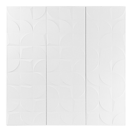 Drie witte tegels hebben een subtiel, verhoogd geometrisch patroon van bogen en hoeken, waardoor een gestructureerd visueel effe