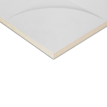 Een witte tegel met een glad, licht gebogen oppervlak op de hoek, tegen een effen achtergrond.