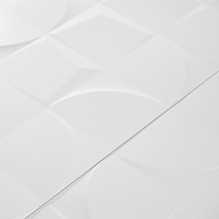 Witte keramische tegels vertonen een subtiel geometrisch patroon met verhoogde ronde en vierkante vormen. Het naadloze ontwerp c