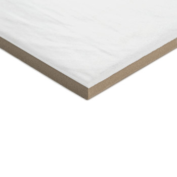Een vierkante, witte tegel met een glad oppervlak en beige randen, die in een lichte hoek rust tegen een effen, neutrale achterg