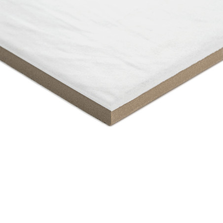 Eine quadratische, weiße Fliese mit glatter Oberfläche und beigen Kanten, die leicht schräg auf einem schlichten, neutralen Hint