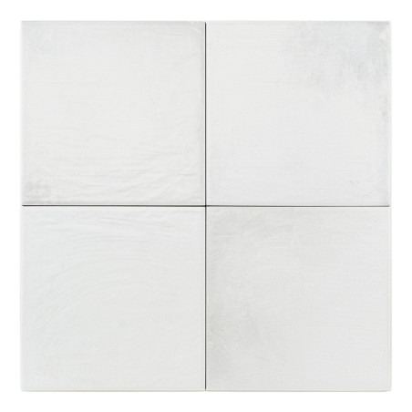 Vier weiße quadratische Fliesen sind in einem Zwei-mal-Zwei-Rastermuster mit subtiler Textur angeordnet und sorgen für ein klare