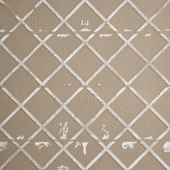 Eine beige Keramikfliese zeigt ein Gitter aus erhabenen, weißen, sich kreuzenden Linien, die Rautenformen bilden. Der Text laute