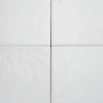 Vier hellgraue quadratische Fliesen, die in einer Gitterformation angeordnet sind, weisen subtile Texturen und Rillen auf und sc