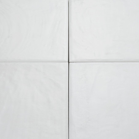 Vier hellgraue quadratische Fliesen, die in einer Gitterformation angeordnet sind, weisen subtile Texturen und Rillen auf und sc