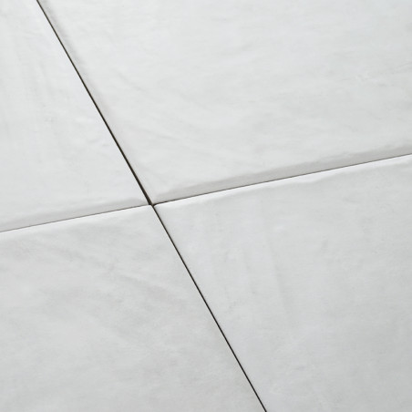 Vier weiße Keramikfliesen bilden ein nahtloses quadratisches Muster und schaffen eine glatte, saubere Oberfläche in einem minima