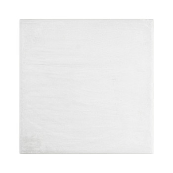 Eine weiße, glänzende Keramikfliese liegt flach vor einem schlichten Hintergrund und bringt ihre glatte Textur und quadratische 