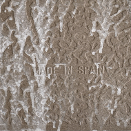 Azulejos marrones con patrones blancos texturizados que se asemejan a ondas abstractas. En el centro lleva grabado el texto `MAD