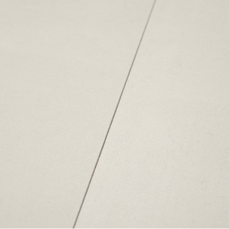 Eine glatte, beige Keramikfliese liegt flach und wird von einer schmalen Fugenlinie durchzogen, wodurch eine minimalistische, kl