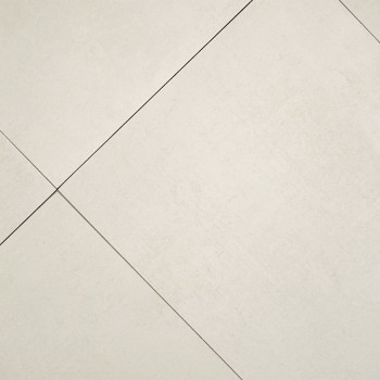 Diagonal angeordnete cremefarbene Fliesen bilden ein klares, einfaches Muster. Die dezente Oberflächenstruktur sorgt für eine le