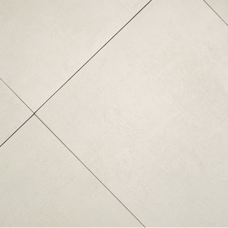 Los azulejos de color crema dispuestos en diagonal forman un patrón limpio y simple. La textura sutil de la superficie añade una