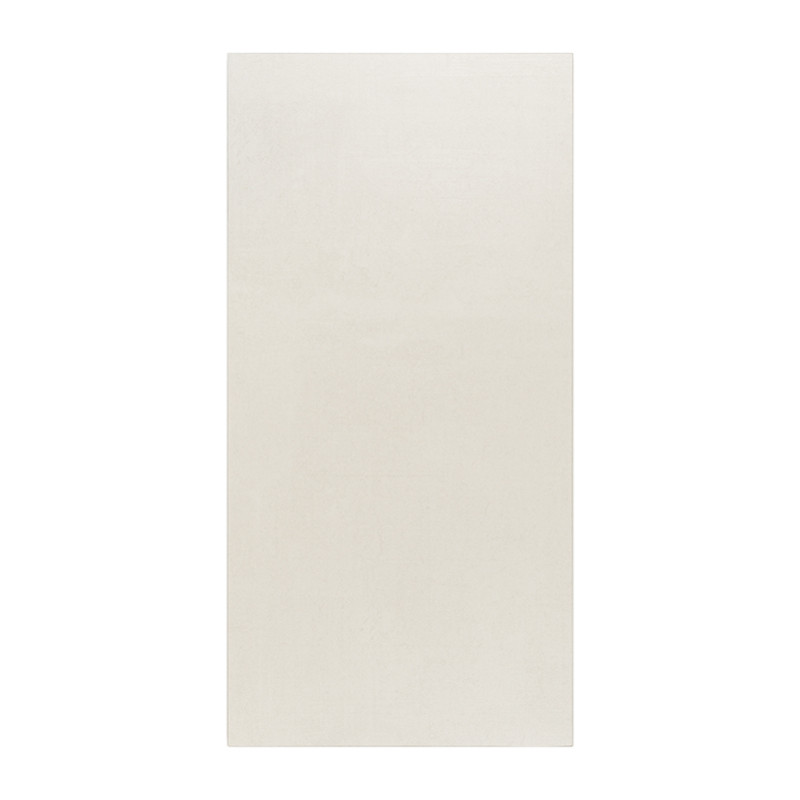 Un azulejo rectangular de color blanquecino destaca por sí solo sobre un fondo liso, transmitiendo sencillez y minimalismo en su